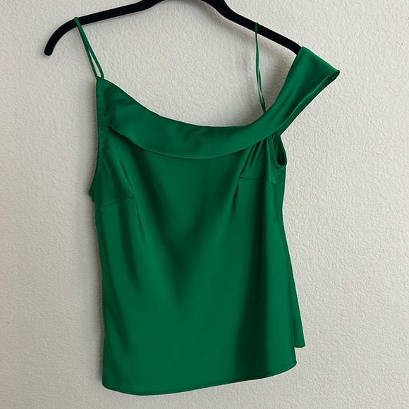 NWT ASTR THE LABEL Kelly Green one shoulder blouse S - Picture 3 of 9